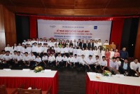 Học sinh Đinh Thị Thắm nhận học bỗng Vallet 2021