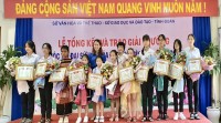 Em Đinh Thị Nhơ - Lớp 6A2 và em Đinh Thị Thắm - Lớp 12A2 nhận Giải thưởng tại Lễ trao giải Cuộc thi Đại sứ Văn hóa đọc tỉnh Bình Định năm 2022 (Hạng mục: Chia sẻ cảm nhận cuốn sách hay nhất)